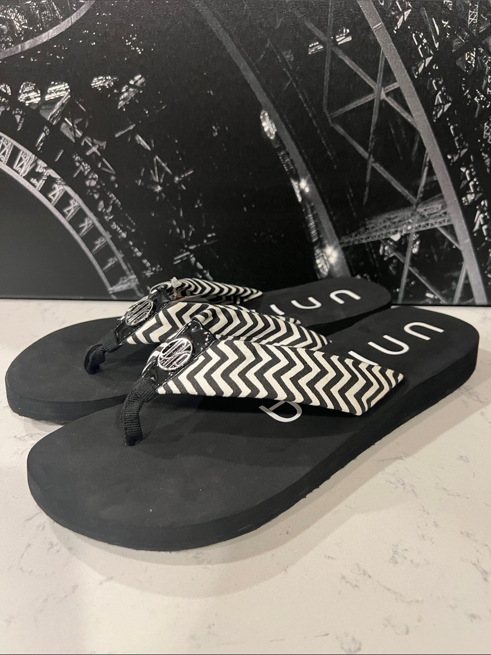 NWT!🎉 Unisa black flip flops w/black-and-white zebra patterned strap sz10